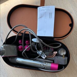 Dyson Airwrap Styler with Pink and Gray Accents I use 10 times
Almost new !